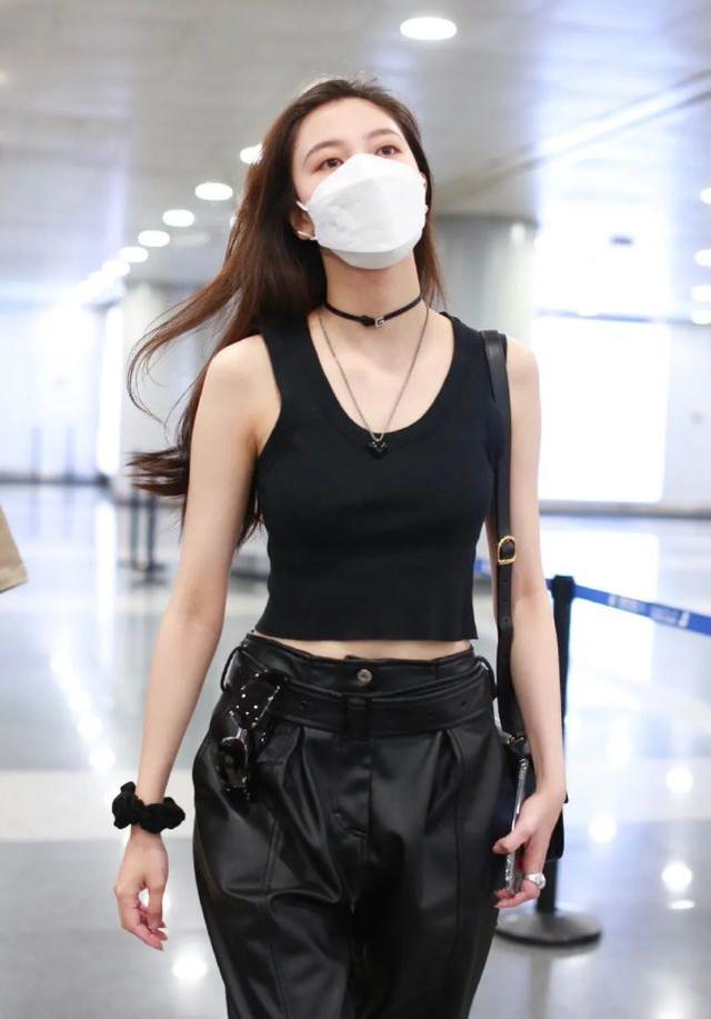 宋妍霏現身機場，黑背心配工裝褲化身「女特工」，單手插兜氣場強 娛樂八卦吃瓜 第1张