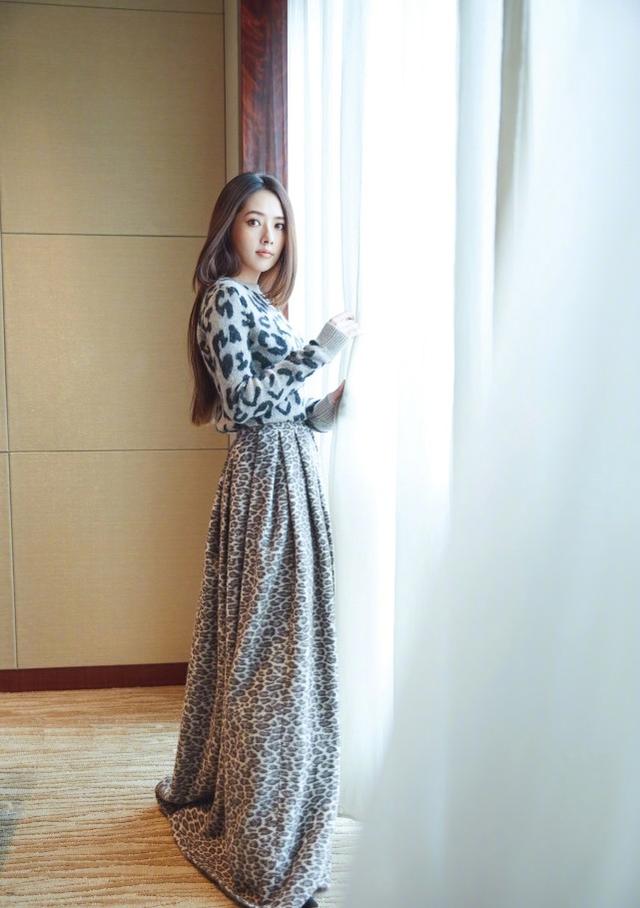 郭碧婷活動造型太吸睛！一身白色V領禮裙，高貴優雅盡顯女神范 娛樂八卦吃瓜 第3张