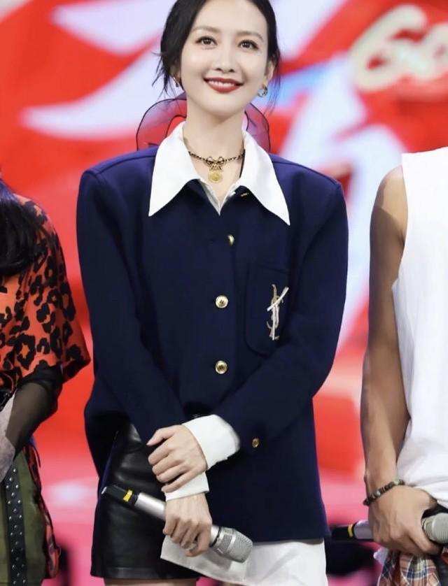 王鷗新劇開機笑容甜美！身穿白色T恤搭牛仔褲，清新自然又減齡 娛樂八卦吃瓜 第6张
