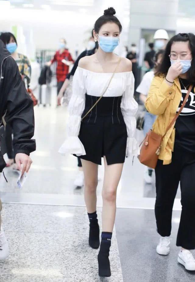 張予曦現身機場！一字肩上衣配束腰短褲，穿搭好像「仙女」太清新 娛樂八卦吃瓜 第2张