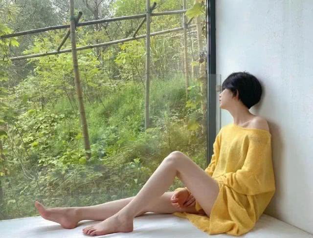 李亞鵬女友身材太火辣，穿緊身連衣裙看展氣質優雅，這眼光真好 娛樂八卦吃瓜 第8张