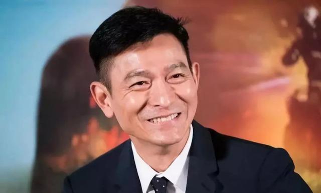 天王嫂攜女坐經濟艙，郭富城賺錢給誰用？網友：看看隔壁劉德華 娛樂八卦吃瓜 第10张