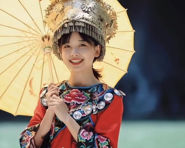 「最美女記者」王冰冰再次俘獲人心！穿湘西服飾宣揚文化，太養眼 娛樂八卦吃瓜 第3张