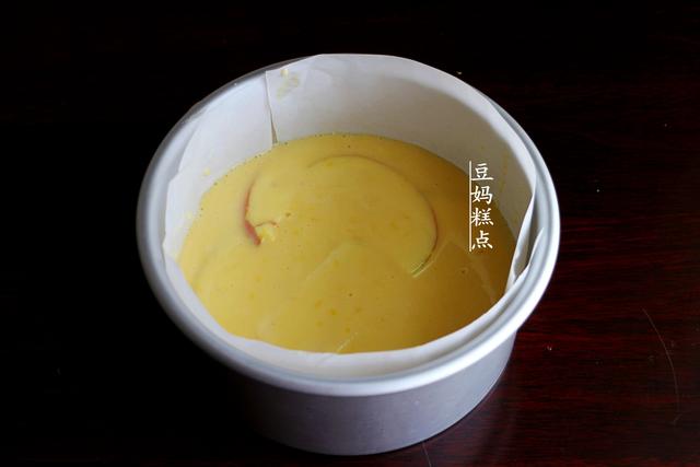 蒸或烤都可以，這蘋果蛋糕，不用打發，拌好麵糊就能做 熱愛美食 第13张