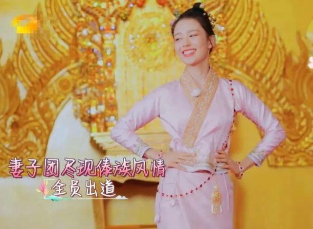 吉娜化身傣族姑娘太嬌俏！穿粉色民族衣秀「3D」身材，楚楚動人 娛樂八卦吃瓜 第1张