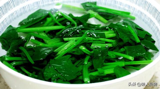 菠菜怎麼做好吃？豬肝怎麼做好吃？天氣炎熱，教你這樣涼拌著吃 熱愛美食 第13张
