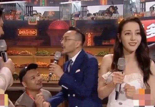 迪麗熱巴被「求婚」後首現身，穿條紋短袖配寬松牛仔褲，狀態顯差 娛樂八卦吃瓜 第1张