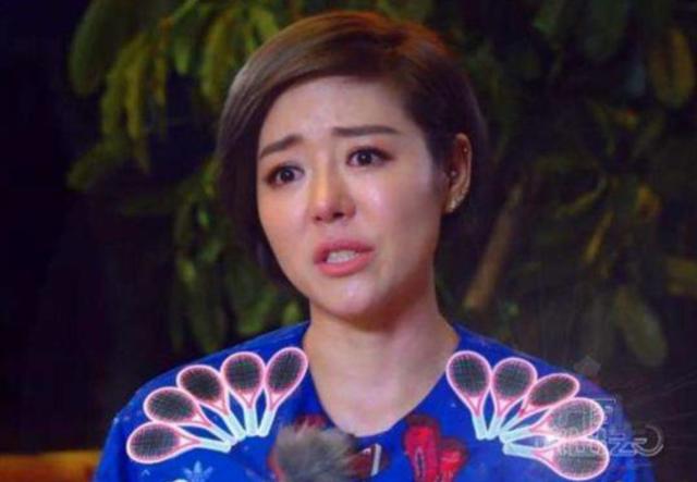 曾是最紅的超女冠軍，如今路邊舞台賣力演唱，商場走穴凍到直哆嗦 娛樂八卦吃瓜 第8张