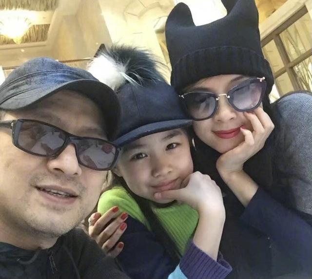 章子怡帶繼女逛成都，小蘋果穿平底鞋比章子怡高半頭，親媽是超模 娛樂八卦吃瓜 第1张