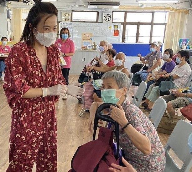 甘比成香港女首富後不忘初心，端午節為孤寡老人獻愛心，人美心善 娛樂八卦吃瓜 第5张
