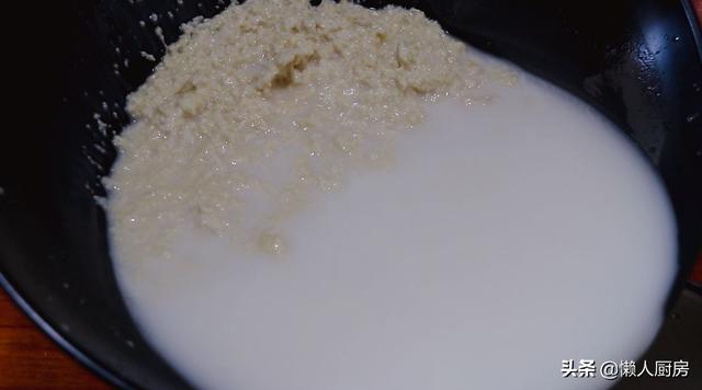 夏天，吃涼皮的人越來越多，洗出來的麵筋不要浪費，這樣做真香 熱愛美食 第8张
