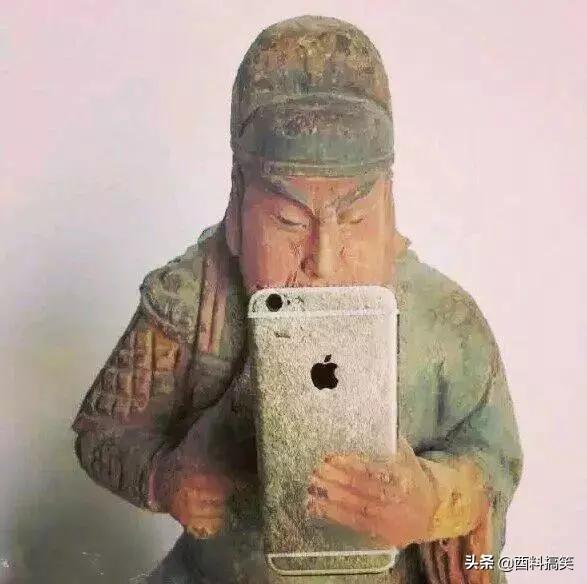 我爸說我其實是富二代，我不信，當他拿出他收藏的畫，我信了 搞笑整蠱 第14张