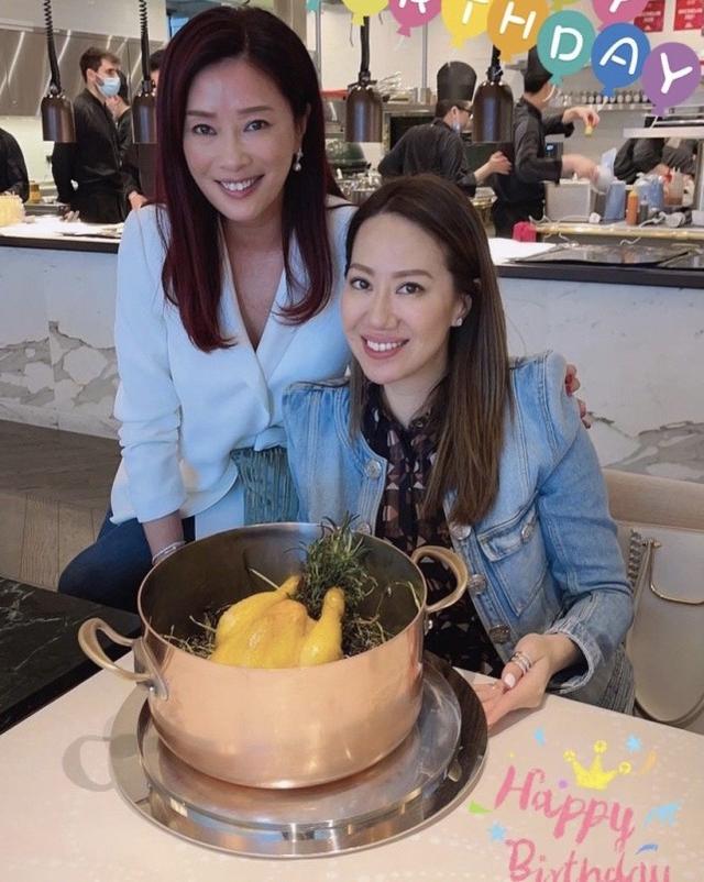 甄子丹妻子排場大，生日有關之琳到場陪伴，穿禮服慶祝很隆重 娛樂八卦吃瓜 第4张