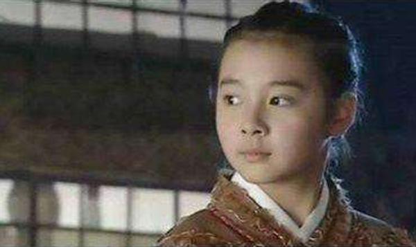 9歲出道，熒幕初戀是釋小龍，全網禁止她整容，今28歲長成這樣 娛樂八卦吃瓜 第3张