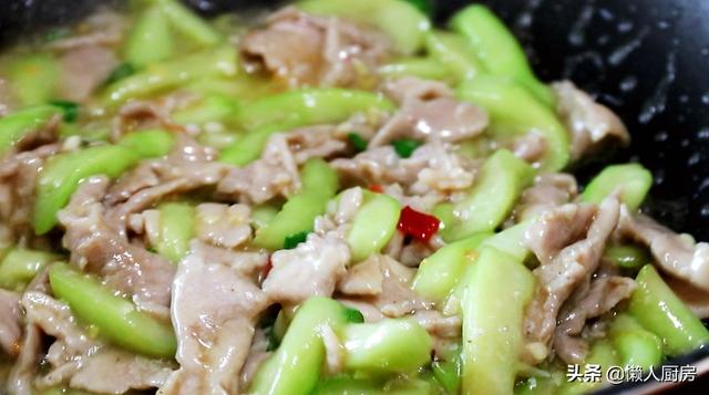 這是快手家常菜絲瓜炒肉片，豬肉這樣上漿，吃著嫩滑 熱愛美食 第18张