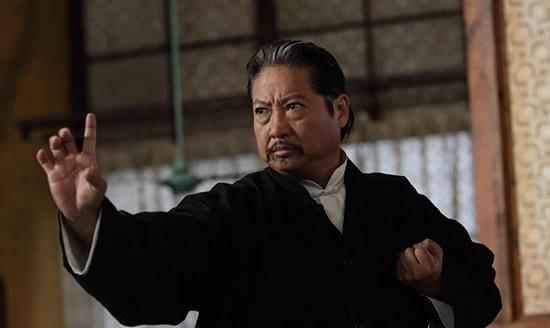 69歲洪金寶現身菜市場，身形消瘦輪椅代步，英雄遲暮也難堪 娛樂八卦吃瓜 第1张