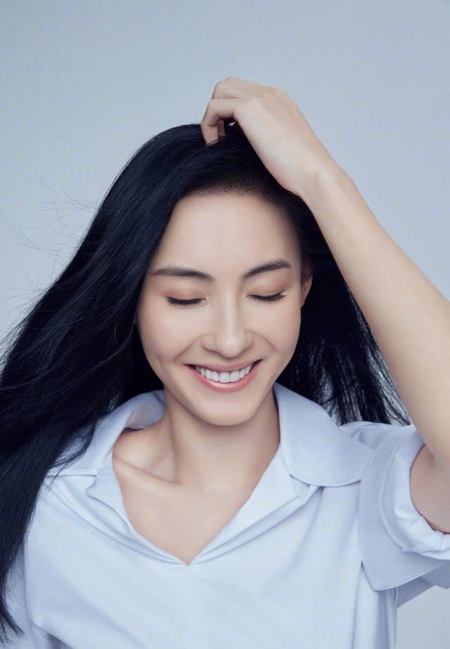 張柏芝40歲生日照曝光：穿宮廷領襯衫搭配黑色背帶褲，帥氣又減齡 娛樂八卦吃瓜 第3张