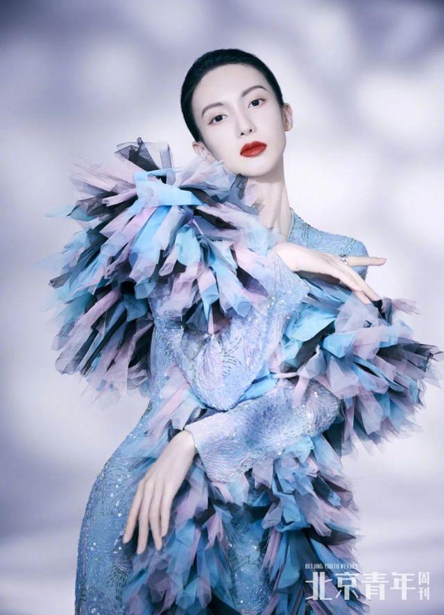 金晨封面大片曝光，復古穿搭配精美紅唇妝容，不愧「氣質美女」 娛樂八卦吃瓜 第1张
