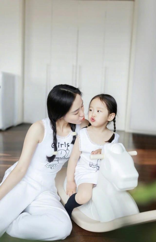 王智帶3歲女兒拍寫真，穿母女裝扎同款發型一樣甜美，母女似姐妹 娛樂八卦吃瓜 第3张