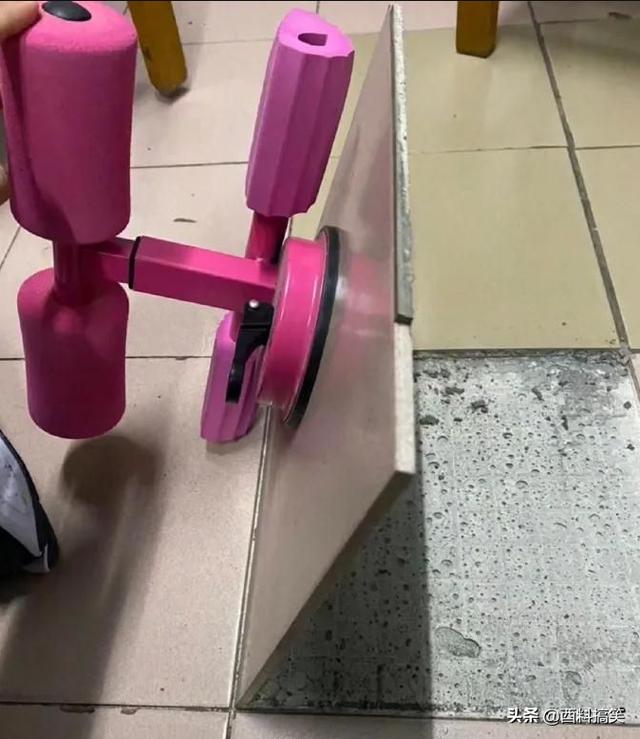 「因為耳機線纏在一起，兄弟白撿個妹子，這也太幸運了！」哈哈哈 搞笑整蠱 第3张