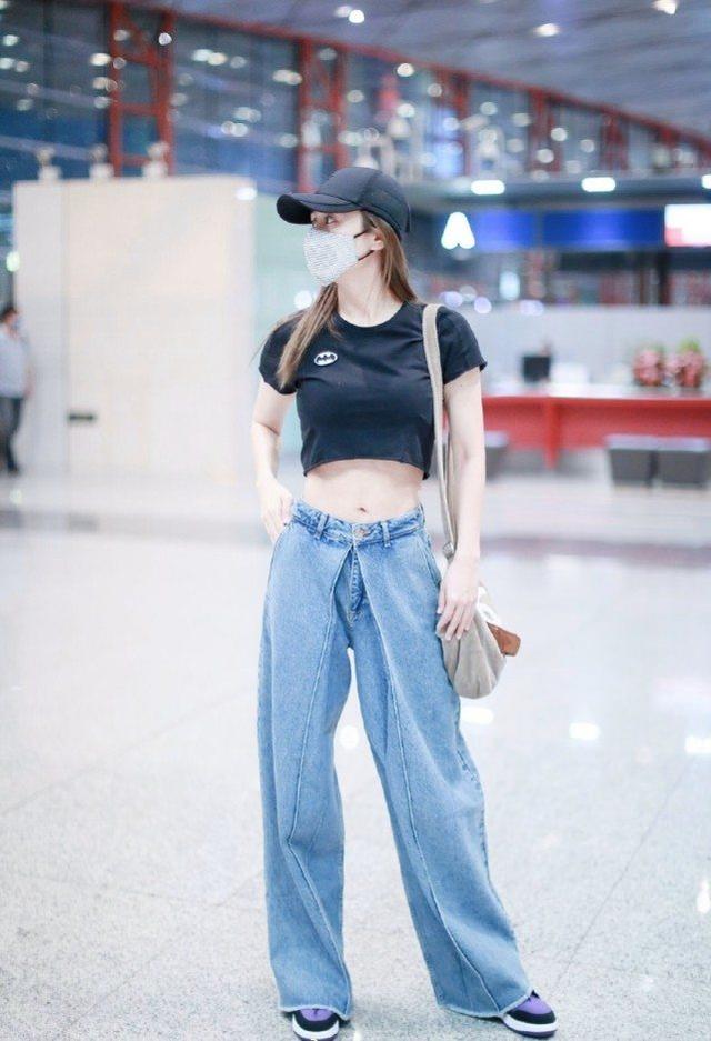 鄭鈞嬌妻劉芸走機場，穿超短露臍裝秀小蠻腰，不愧「性感小辣椒」 娛樂八卦吃瓜 第4张