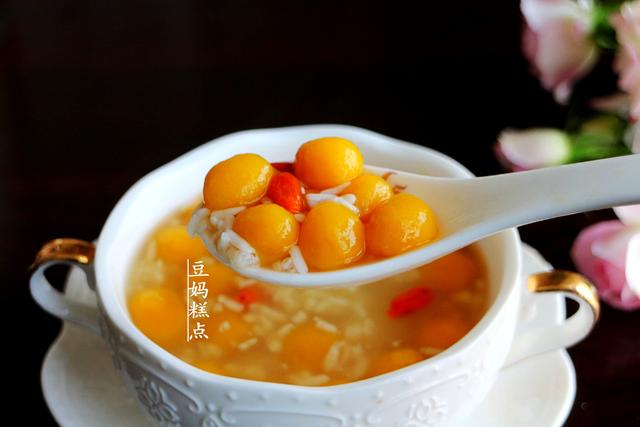 睡前准備好，早上5分鍾煮好這碗甜湯，軟糯暖胃，女人最喜歡 熱愛美食 第3张