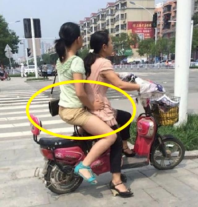 笑死我了，姑娘，你是第一次坐電瓶車吧，這個坐姿不覺得尷尬嗎 搞笑整蠱 第12张