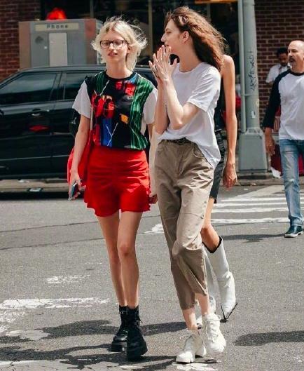 女孩夏季如何拍照？除了這些拍照技巧，這款時尚單品也是必不可少 娛樂八卦吃瓜 第2张