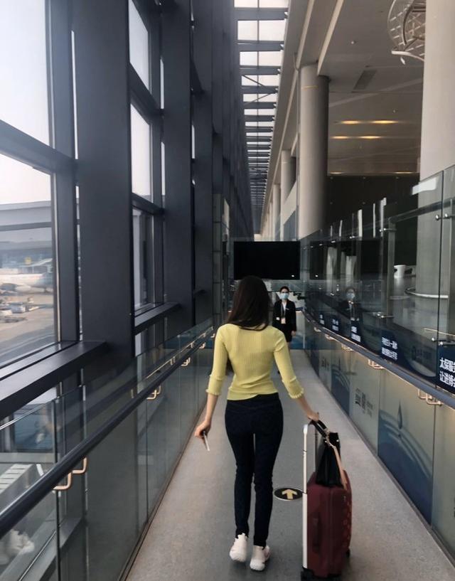 吉娜不愧是「小公主」！現身綜藝節目穿紅色碎花長裙，顏值太吸睛 娛樂八卦吃瓜 第6张