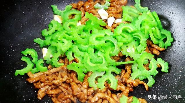 苦瓜炒肉絲，教你一招，肉絲又嫩又滑，一點都不柴 熱愛美食 第20张