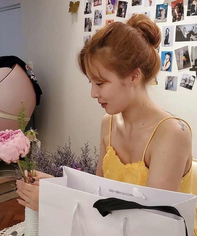 泫雅曬和男友合影照，慶祝28歲生日，穿亮黃色吊帶裙嬌嫩像少女 娛樂八卦吃瓜 第3张