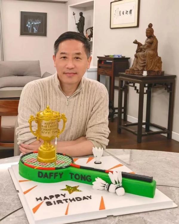 唐鹤德现状如何（62岁唐鹤德独自庆生显孤单）