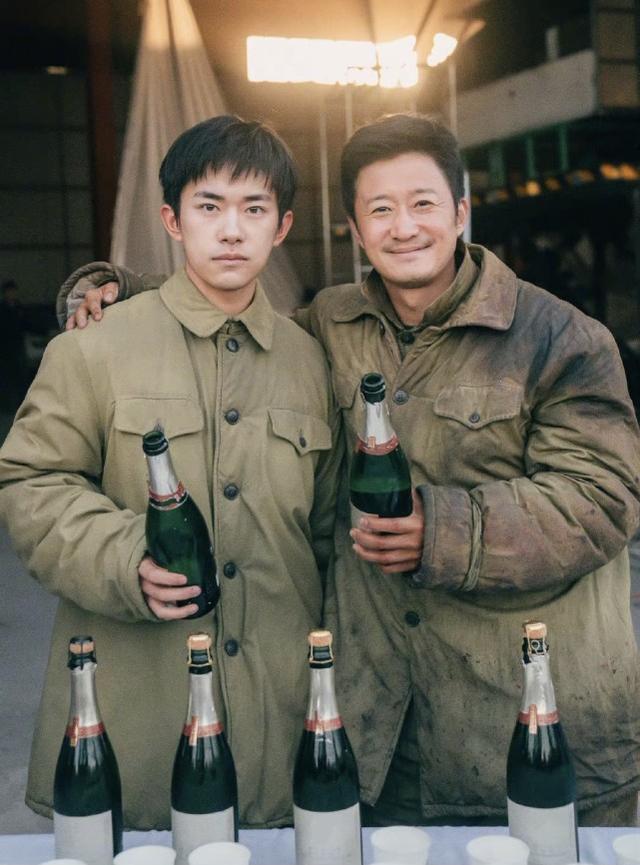 易烊千璽新劇殺青，「邋遢造型」難掩帥氣，與吳京直接拿酒瓶暢飲 娛樂八卦吃瓜 第1张