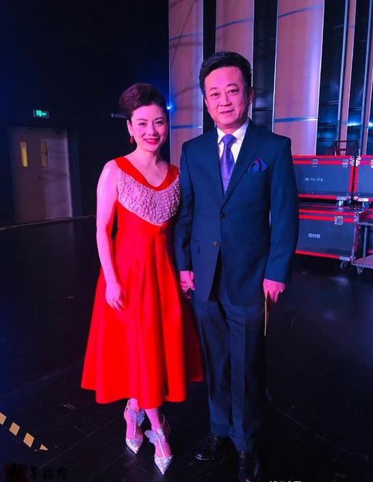 今年情人节送什么好朱军情人节亲手画玫瑰花送妻子，一句-以敬爱人-恩爱尽显