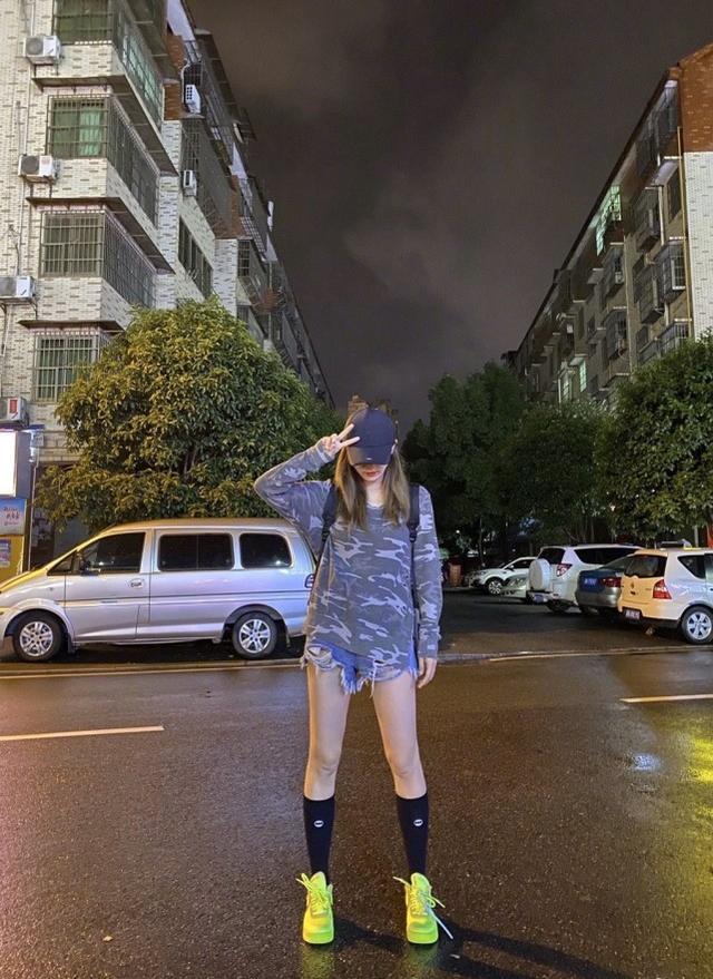 38歲劉芸走機場，穿嫩粉色短袖配短褲，全鑽口罩酷帥十足太吸睛 娛樂八卦吃瓜 第7张