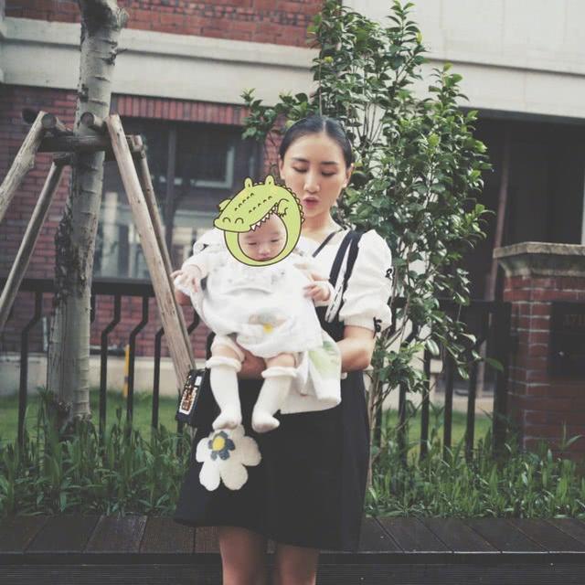何雯娜曬全家福！慶祝女兒出生150天，正面照和爸爸太相似 娛樂八卦吃瓜 第4张