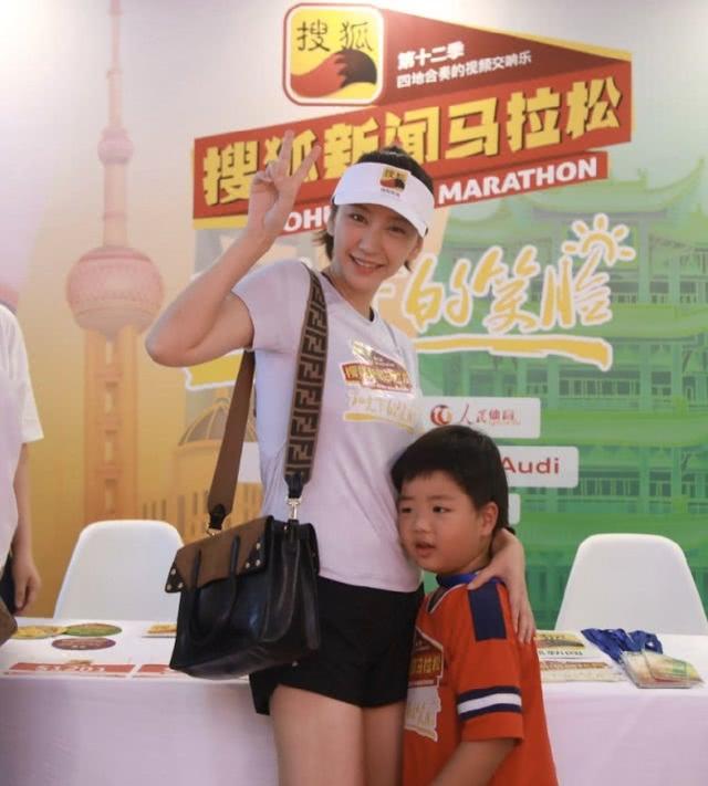 唐一菲帶娃做公益，穿運動裝很美，5歲兒子凌聽體型比媽媽還壯實 娛樂八卦吃瓜 第3张
