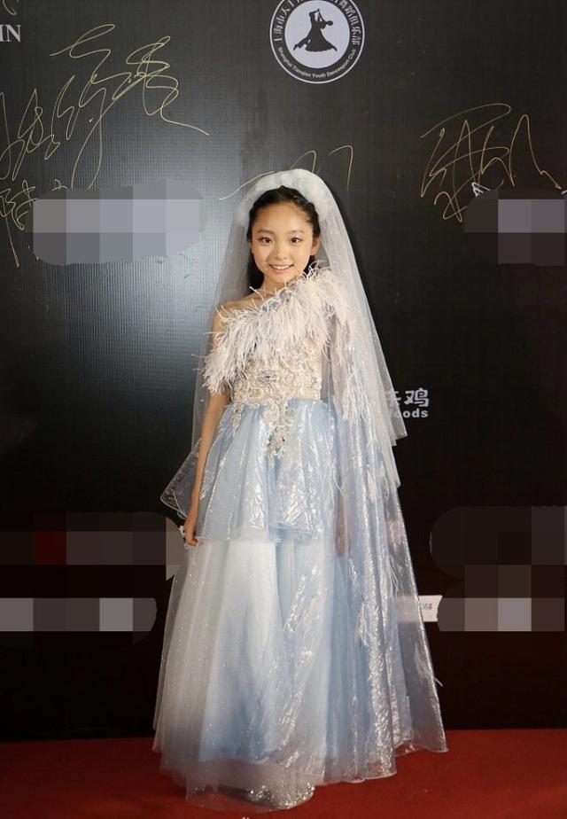 范冰冰堂妹范朵朵近照公開，穿婚紗走T台，全家勇闖娛樂圈 娛樂八卦吃瓜 第3张
