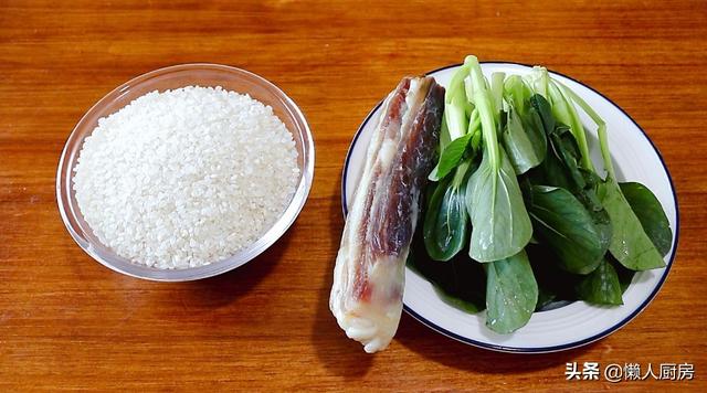 原來飯店菜飯這麼好吃，是這樣做的，青菜綠油油，一點都不黃 熱愛美食 第1张
