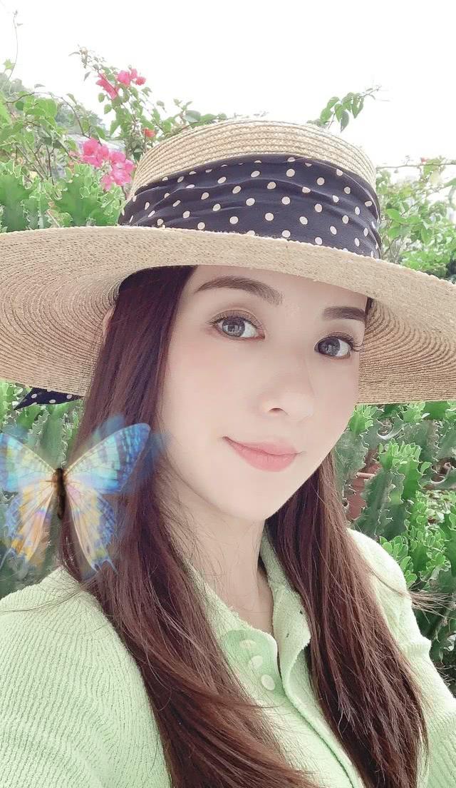 郭富城嬌妻方媛曬美照，穿蘋果綠色針織衫配短褲，一臉貴氣闊太相 娛樂八卦吃瓜 第1张