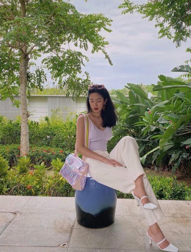 楊采鈺氣質絕了！冰涼露背裝大秀婀娜身材，紅唇黑發堪比畫報美人 娛樂八卦吃瓜 第5张