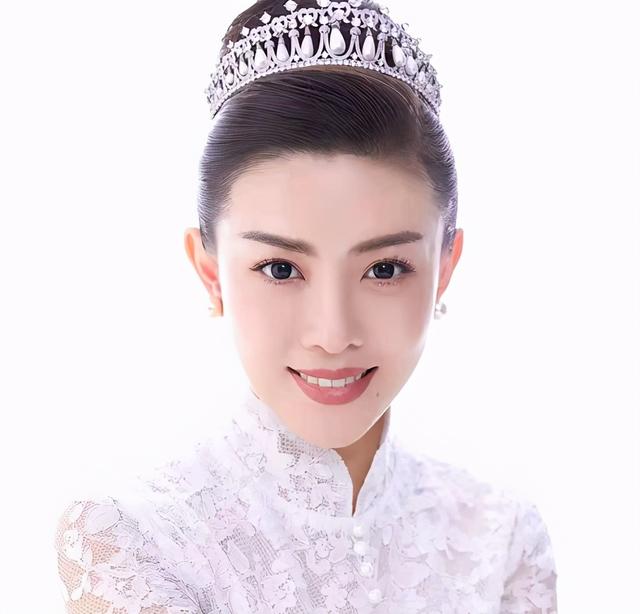据悉,刘和刚的妻子名叫战扬,小他10岁,是第59届世界小姐中国赛区亚军