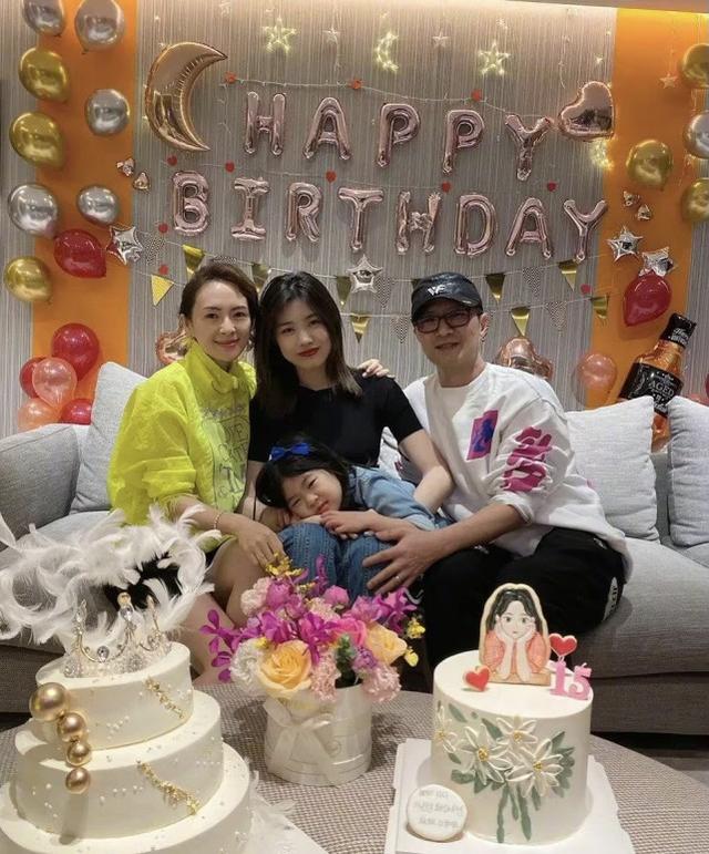 章子怡帶繼女逛成都，小蘋果穿平底鞋比章子怡高半頭，親媽是超模 娛樂八卦吃瓜 第6张