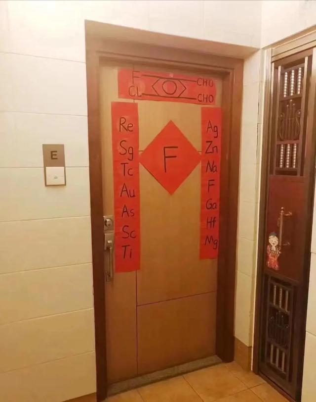 「因為耳機線纏在一起，兄弟白撿個妹子，這也太幸運了！」哈哈哈 搞笑整蠱 第31张