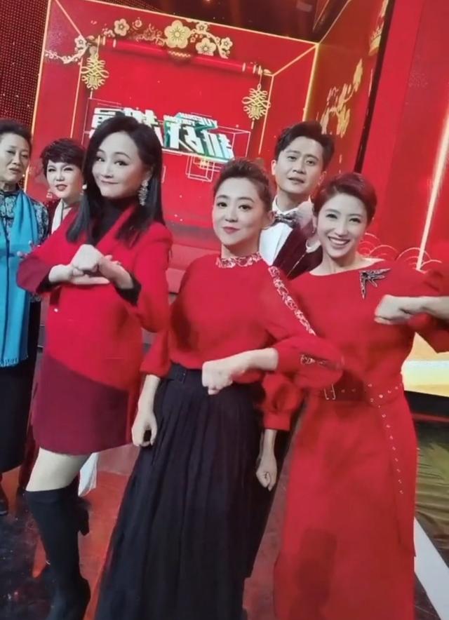 神同框！月亮姐姐同曹颖热舞，与杨帆亲密搭肩，春妮张国立罕互动