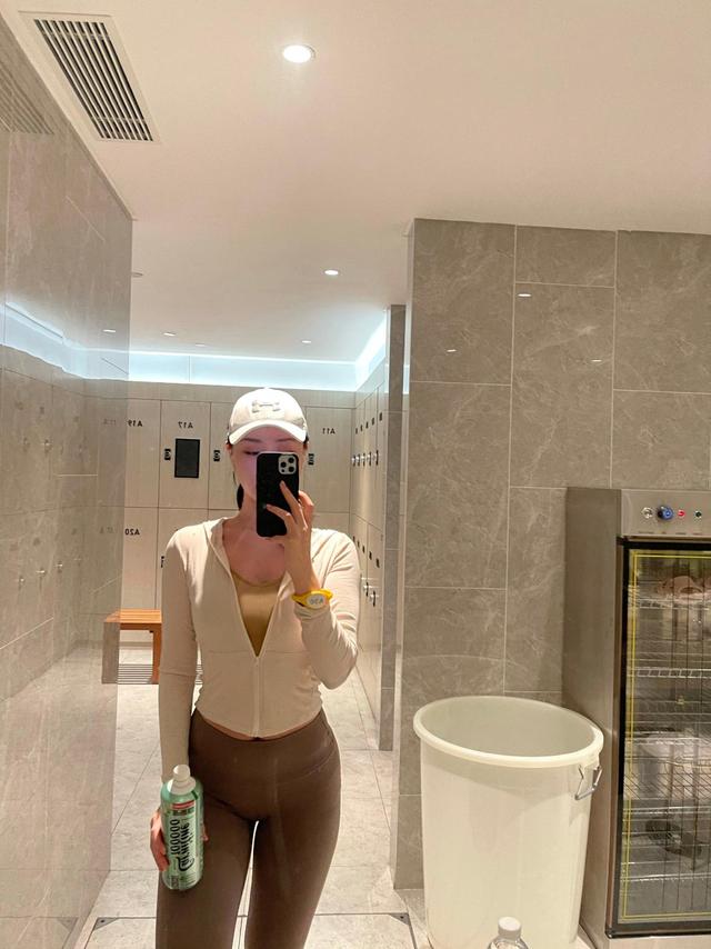 22歲健身小姐姐，140斤卻有細腰蜜桃臀，這樣微胖身材誰不愛 街拍正妹 第8张