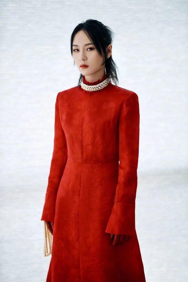 35歲周筆暢玩轉個性穿搭，穿紅色宮廷紅裙裝登台，釋放酷感女人味 娛樂八卦吃瓜 第3张