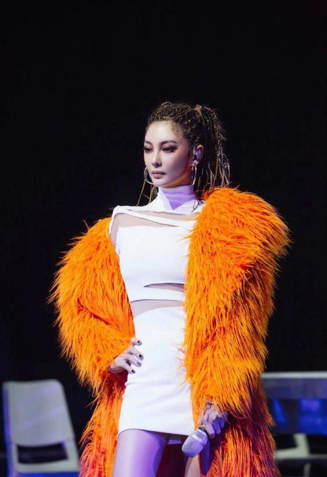 張雨綺驚艷亮相舞台，穿「南非火雞服」難擋性感魅力，實力C位 娛樂八卦吃瓜 第5张