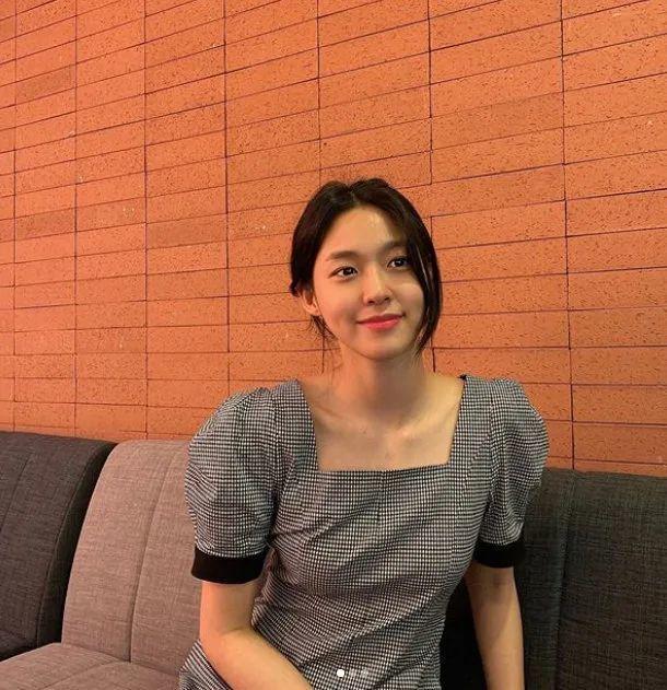 金雪炫身材比例好！穿基礎款單品也能美成畫報，不愧「名品身材」 娛樂八卦吃瓜 第8张