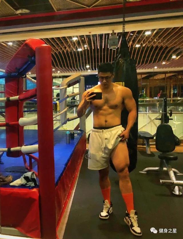 重慶「肌肉巨無霸」小哥，肌肉線條清晰，又酷又man，帥到飛起 健身減肥達人 第12张
